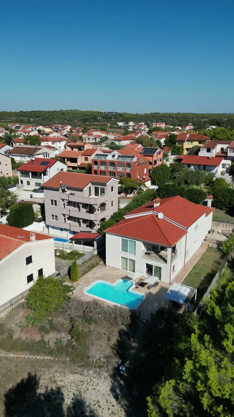 Kuća Apartment Karasi s bazenom među kućama u Pomeru, snimljena iz zraka
