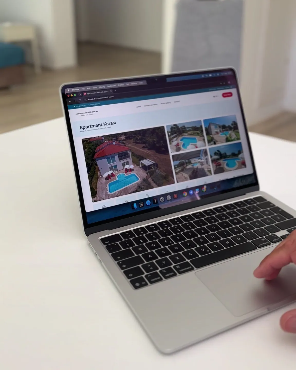 Web stranica Apartment Karasi otvorena na laptopu